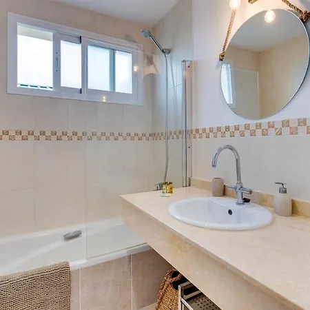 Huge Penthouse Seaviews Gateaway 아파트 미하스